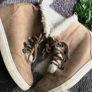 Brown fur wedged boots
